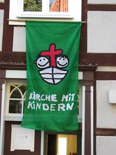 Fahne - Kirche mit Kindern